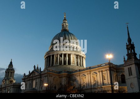 Dôme de la Cathédrale St Paul, au crépuscule, London, England, UK Banque D'Images