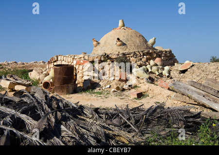 Dans un four à poterie, île de Djerba Guellala Tunisie Afrique du Nord Banque D'Images