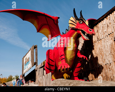 Modèle d'un dragon rouge à Legoland, Windsor, Berkshire, Royaume-Uni Banque D'Images