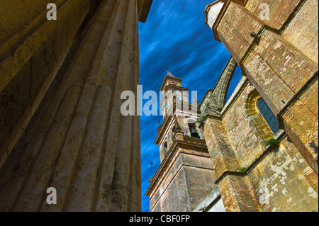 Andalouse de Cordoue sur les traces de Seneca, l'un des clochers de l'église construite sur l'ancienne Grande Mosquée de Cordoue's old remorquer Banque D'Images