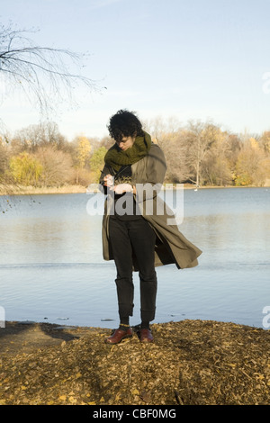 Jeune femme prendre notes quelques réflexions sur une journée d'automne dans la région de Prospect Park, Brooklyn, New York. Banque D'Images