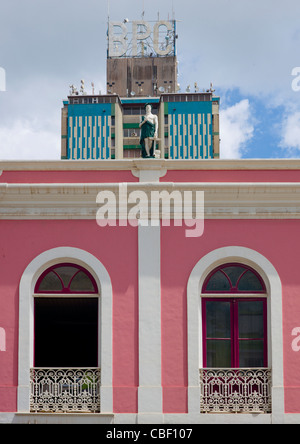 Maison coloniale portugaise en face d'un bâtiment des années 1970, Luanda, Angola Banque D'Images