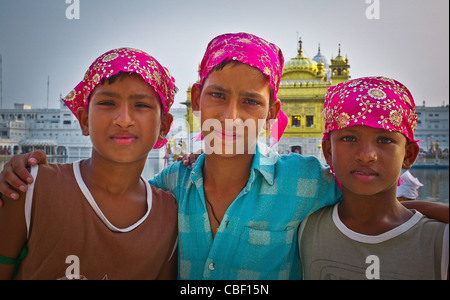 Turban au peuple de l'Inde Visite des Sikhs au Golden Temple à Amritsar, dans le nord de l'Inde d'Œil des Affaires indiennes , Portrait de y Banque D'Images