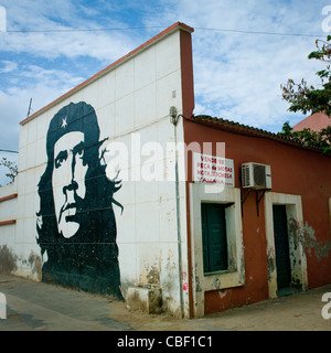 Peinture murale représentant Che Guevara sur une maison, Sumbe, Angola Banque D'Images