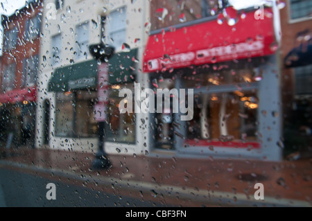 Gouttes de pluie sur pare-brise de voiture à Georgetown, Washington DC Banque D'Images