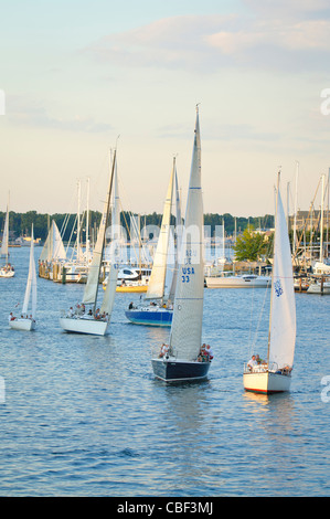 Mercredi soir, les courses de bateau à voile, Annapolis, Maryland USA Banque D'Images