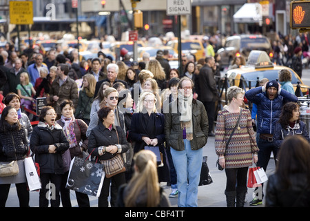 La 5ème avenue est coincé avec les consommateurs, les touristes, les New-Yorkais et les touristes pendant la saison de vacances de Noël. 5ème Avenue & 50th St. Banque D'Images