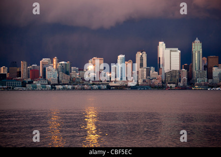 Ciel d'orage derrière Seattle, Elliott Bay, Washington, USA Banque D'Images