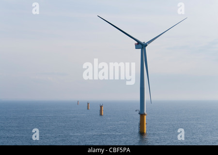 Seul l'éolien offshore Turbine dans un parc éolien en construction au large de la côte anglaise, Mer du Nord Banque D'Images