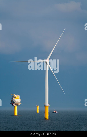 Sites et d'un poste de transformation dans un parc éolien en construction de la côte de Norfolk, Mer du Nord Banque D'Images