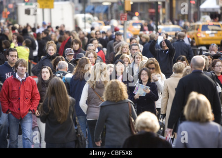 La 5ème avenue est coincé avec les consommateurs, les touristes, les New-Yorkais et les touristes pendant la saison de vacances de Noël. 5ème Avenue & 50th St. Banque D'Images