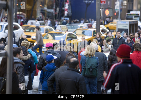 La 5ème avenue est coincé avec les consommateurs, les touristes, les New-Yorkais et les touristes pendant la saison de vacances de Noël. 5ème Avenue & 50th St. Banque D'Images