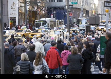 La 5ème avenue est coincé avec les consommateurs, les touristes, les New-Yorkais et les touristes pendant la saison de vacances de Noël. 5ème Avenue & 50th St. Banque D'Images