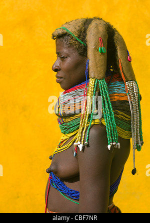 Mwila Femme avec collier Vilanda Huila au marché de la ville, de l'Angola Banque D'Images