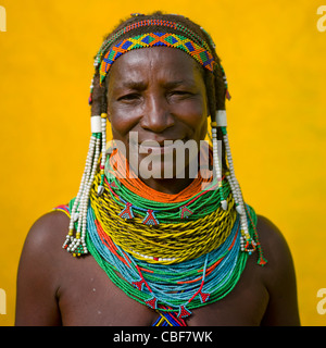 Mwila Femme Avec Vilanda Collier, Huila, Angola Marché Ville Banque D'Images