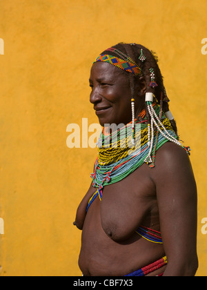 Vieille Femme Vilanda Mwila avec collier et traditionnelles Hairstyle, Angola Banque D'Images
