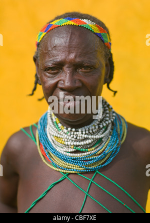 Vieille Femme Vilanda Mwila avec collier à Huila Ville Marché, Angola Banque D'Images
