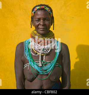 Vieille Femme Vilanda Mwila avec collier à Huila Ville Marché, Angola Banque D'Images