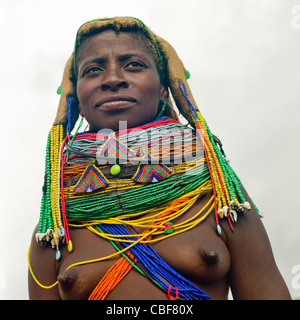 Mwila Femme Avec Vilanda Collier, Huila, Angola Marché Ville Banque D'Images