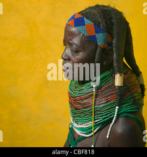 Mwila Femme Avec Vilanda Collier, Huila, Angola Marché Ville Banque D'Images