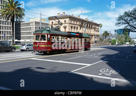 Centre de la vieille ville en tramway à l'extérieur de l'immeuble du Trésor dans Spring Street, Melbourne, Australie Banque D'Images