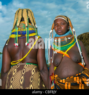 Mwila femmes avec des colliers et des coiffures traditionnelles Vilanda, Chibia, Angola Banque D'Images