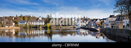 Maisons et boutiques par le lac à Huelgoat, Bretagne, France Banque D'Images