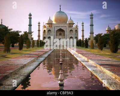 Taj Mahal à l'heure du coucher du soleil, vue de face, centrée sur la piscine, avec vue sur les côtés. Banque D'Images