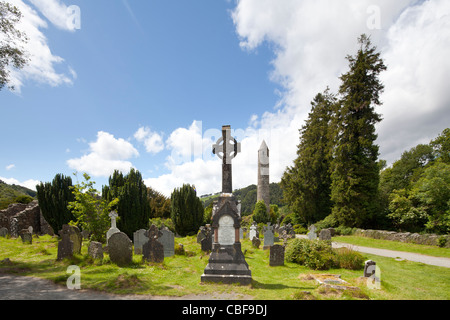 Cimetière et la Tour Ronde, Glendalough, comté de Wicklow, Irlande Banque D'Images