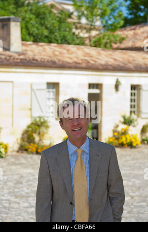 Portrait du vin et œnologue, Paul Pontallier., Le Château Margaux vin attend 25 mois en fût en bois, à partir de v Banque D'Images