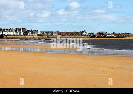 Elie Beach, en Écosse avec village en arrière-plan Banque D'Images