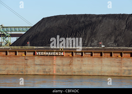 Pile de coke pour alimenter un haut fourneau à l'usine ThyssenKrupp Steel, Duisburg, Allemagne. Banque D'Images