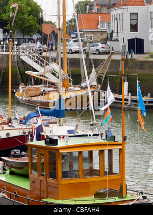 Bateaux néerlandais en bois dans le port de Monnickendam, Schouwen-Duiveland, Zélande, Pays-Bas Banque D'Images