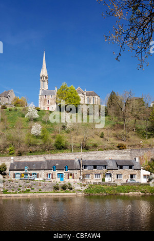 Vieux chalets et église Notre Dame des portes sur le Canal de Nantes Brest à Chateauneuf du faou, Bretagne, France Banque D'Images