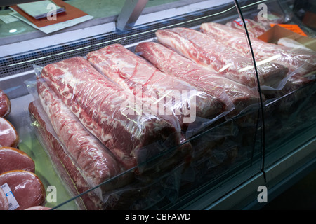 Striploins emballés sous vide à vendre à Smithfield meat market marchés london central England Royaume-Uni uk Banque D'Images