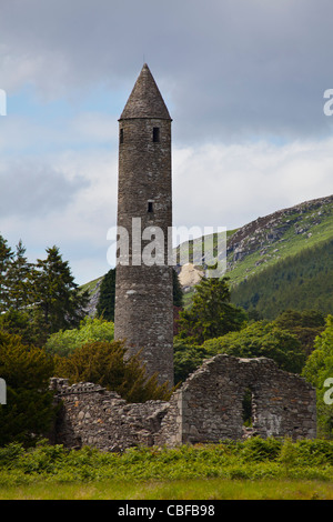 Les ruines de la cathédrale, et la Tour Ronde, Glendalough, comté de Wicklow, Irlande Banque D'Images