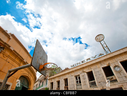 Ancien panier de basket en face d'un vieux Colonial House, Luanda, Angola Banque D'Images