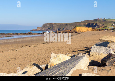 La belle plage de Bude Widemouth Bay près de Cornwall England UK Banque D'Images