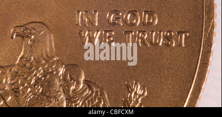 Une once d'Aigle d'or des pièces avec plan macro sur la gravure de In God we trust Banque D'Images