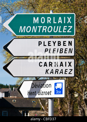 Panneaux routiers en français et en breton en Bretagne, France. Double langue, signe bilingue. Banque D'Images