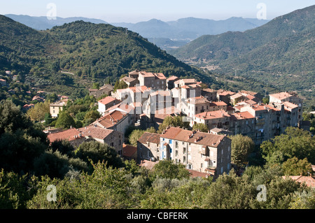 Vieux bâtiments en pierre dans le village de montagne de Sainte Lucie de Tallano, dans la région de l'Alta Rocca en Corse-du-Sud, en France. Banque D'Images