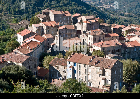 Vieux bâtiments en pierre dans le village de montagne de Sainte Lucie de Tallano, dans la région de l'Alta Rocca en Corse-du-Sud, en France. Banque D'Images