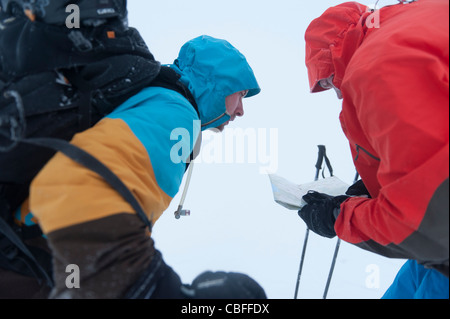 Deux hommes course d'orientation par temps brumeux tout en ski de randonnée en Norvège du Nord, Tamok Banque D'Images