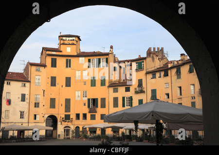 Italie, Toscane, Lucca, Piazza del Anfiteatro, Banque D'Images