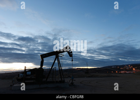 Pompe à huile sur un puits de pétrole sur le champ pétrolifère de Midway-Sunset près de Taft, en Californie. Banque D'Images