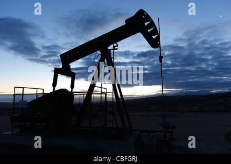 Pompe à huile sur un puits de pétrole sur le champ pétrolifère de Midway-Sunset près de Taft, en Californie. Banque D'Images