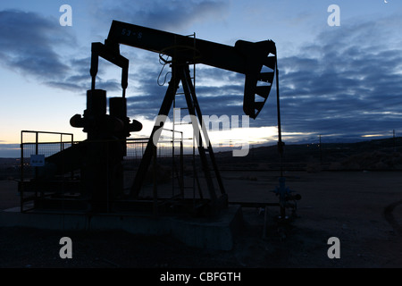 Pompe à huile sur un puits de pétrole sur le champ pétrolifère de Midway-Sunset près de Taft, en Californie. Banque D'Images