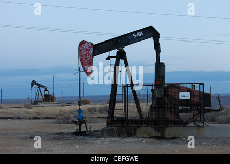 Pompes à huile sur les puits de pétrole sur le champ pétrolifère de Midway-Sunset près de Taft, en Californie. Banque D'Images