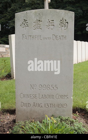 Tombe d'un corps du travail chinois fossoyeur, identifiés par un numéro, dans la CSGC le bois de Bourlon Cimetière, France. Voir NOTES Banque D'Images