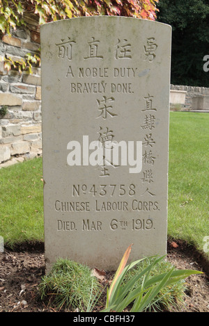 Tombe d'un corps du travail chinois fossoyeur, identifiés par un numéro, dans la CSGC le bois de Bourlon Cimetière, France. Voir NOTES Banque D'Images